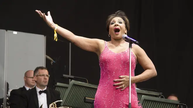 Shirley Bassey performing live at the 2007 Glastonbury Festival. 24th June 2007.