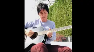 Johnny Marr treats fans to rendition of The Smiths Cemetery Gates on guitar