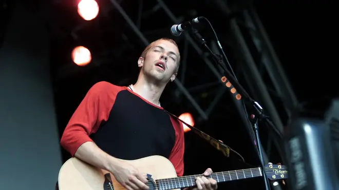 Chris Martin performing live onstage at V2000, 19 August 2000