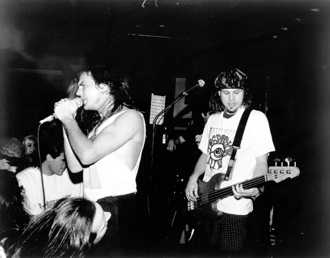 Pearl Jam performing at the Off Ramp Cafe, Seattle om 26 February 1991. According to fan lore, this gig saw the cast of cult grunge film Singles meet each other for the first time