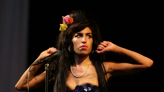 Amy Winehouse plays Glastonbury 2008