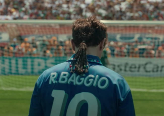 Andrea Arcangeli indossa un'inconfondibile coda di cavallo mentre interpreta Roberto Baggio in Baggio: The Divine Ponytail