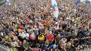 Fans watch Barry Gibb perform on the Pyramid Stage in 2017