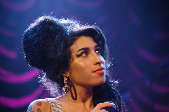Amy Winehouse performing on stage in 2007