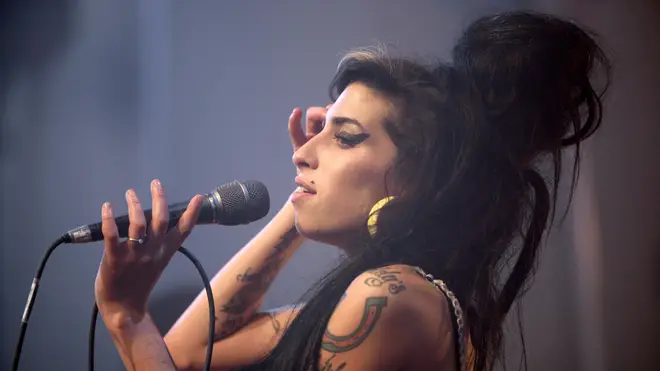 Amy Winehouse performing live in Bristol, April 2007