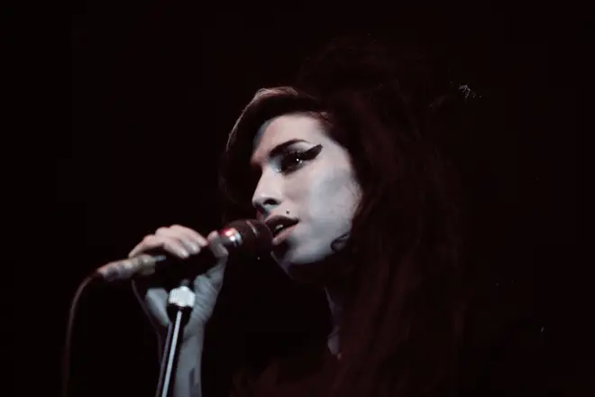 Amy Winehouse performing live