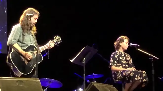 Foo Fighters' Dave Grohl and daughter Violet sing Adele